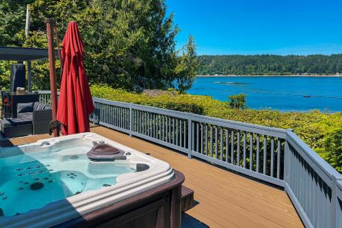 Waterfront Union Getaway w/ Ocean & Mtn Views in Union (WA)