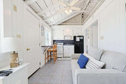 Beach Cottage Steps to the Ocean - image 12
