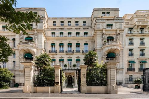 Exterior view of Shangri-La Hotel, Paris