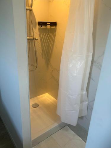 Petit Havre de Paix, Maisonnette contemporaine climatisee avec jardin prive in La Valentine