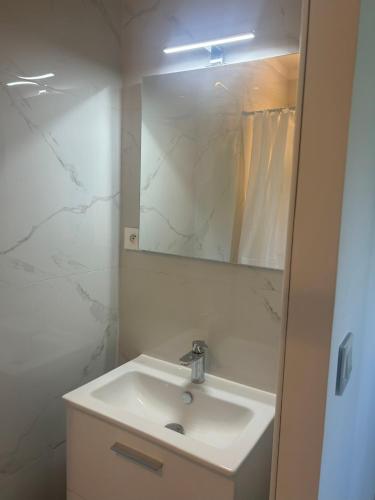 Petit Havre de Paix, Maisonnette contemporaine climatisee avec jardin prive in La Valentine