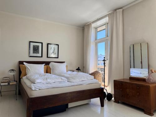 Apartment with Balcony and Canal View - image 7