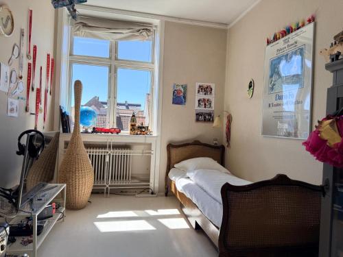 Apartment with Balcony and Canal View - image 10