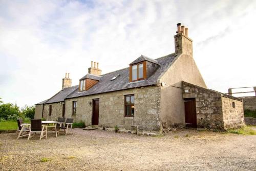5 Bed 2 Bath Cottage with HotTub & Sauna in Pennan
