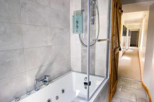 5 Bed 2 Bath Cottage with HotTub & Sauna in Pennan