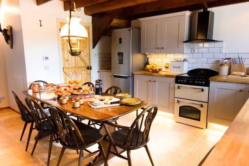 5 Bed 2 Bath Cottage with HotTub & Sauna in Pennan
