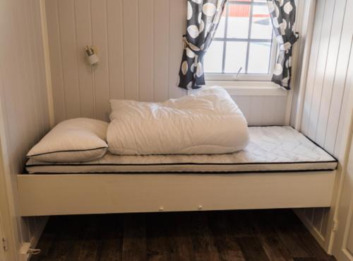 3 twin beds, 1 bunk bed