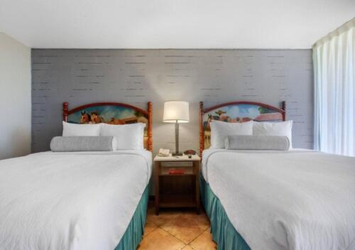 2 queen beds
