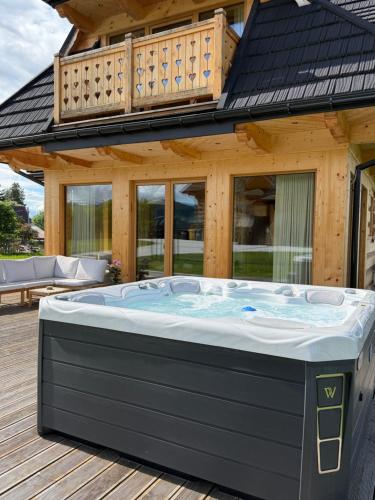 Pezsgőfürdő, Lovelia Luxury Chalet & Jacuzzi in Witow