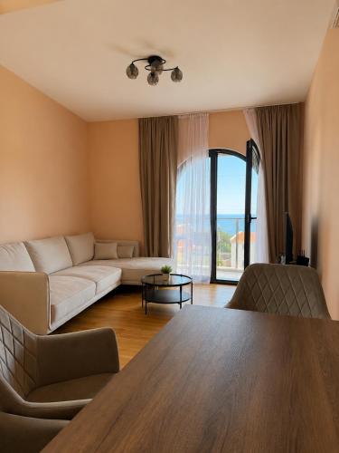 2BR Olive Tree Apartment with sea view and free garage