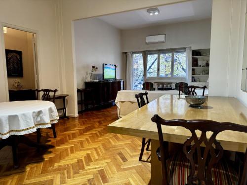Elegante depto Recoleta, 2 dorm y balcón
