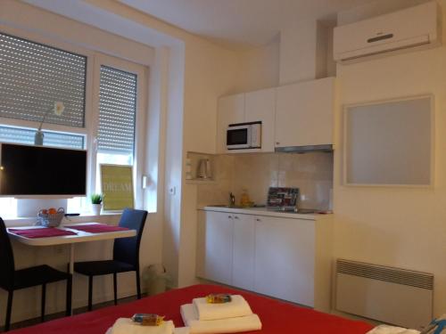 Cocina, Haustor Apartments in Zagreb