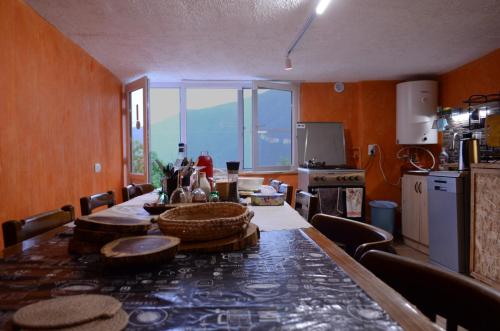 Iekārtas, Cypress guesthouse in Sanaina