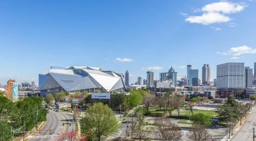 Downtown Condo-Walk to Mercedes-Benz Stadium, State Farm Arena & GWCC- Free Parking