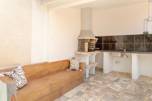 Family-Friendly Villa with Private Pool & Rooftop Oasis in เปนินา
