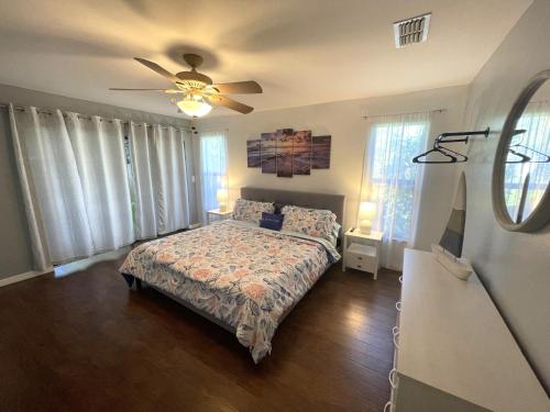 Sunset Palms Dockside Retreat - image 4