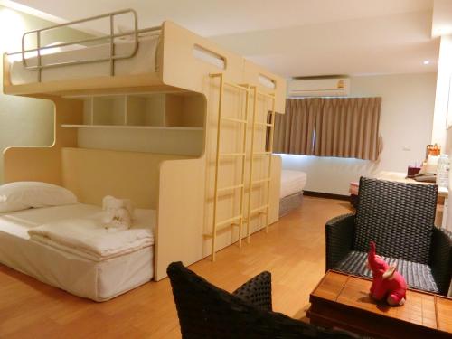 2 king beds, 2 bunk beds