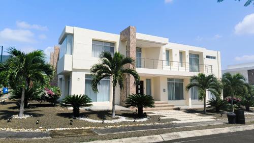Exclusiva Casa Vacacional con Piscina Privada en Montecristi Golf Resort, Ideal para Familias
