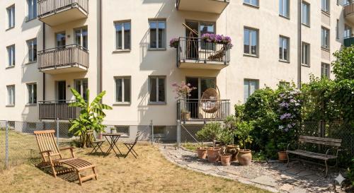 Charming Parisian Apartment with Garden View - image 11