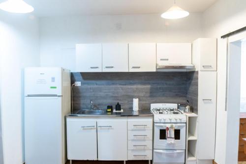 Dapur, Casa cerca del centro luminosa y tranquila con patio in Comodoro Rivadavia
