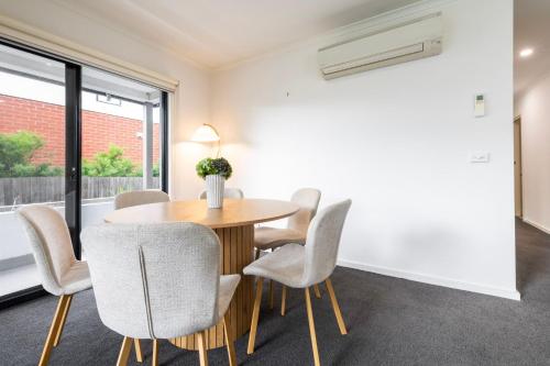 The Scholar's Stay Near Monash & Clayton Station in Oakleigh