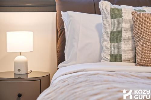 KozyGuru | Sydney CBD | Sky-High City View Retreat - image 13