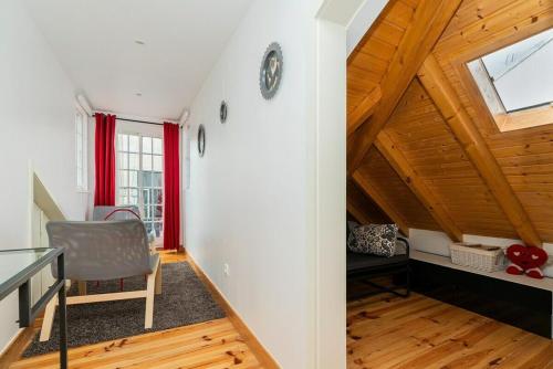 Attic Apartment with Balcony in Bairro Alto - image 4