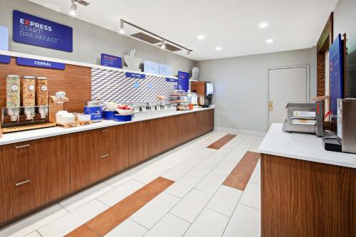 Holiday Inn Express & Suites Clovis-Fresno Area by IHG – Clovis, CA