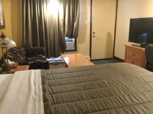 1 king bed, 1 sofa bed
