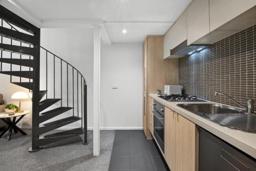 Heritage Loft with Degraves Lane Melbourne CBD - image 2