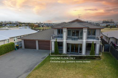Hotelli välisilme, 2BR Relax at Lake Hood Luxury Canal Home with Jetty in Huntingdon