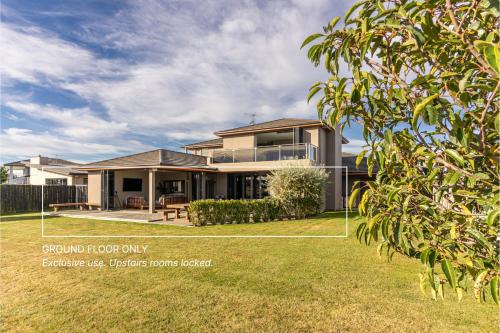 Hotelli välisilme, 2BR Relax at Lake Hood Luxury Canal Home with Jetty in Huntingdon