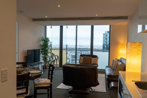 2 Bedroom Apartment with City Views - Melbourne