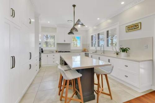 . Spacious Bright & Luxurious 5BR Family Retreat
