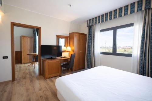 2 twin beds, 1 sofa bed