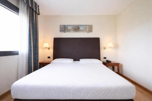 2 twin beds, 1 sofa bed