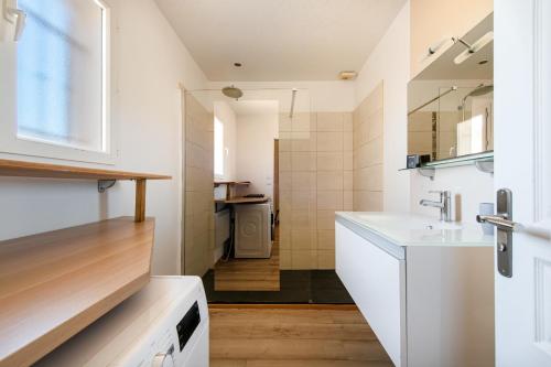 Fürdőszoba, La Maison du Néflier - Avec Piscine Privée (La Maison du Neflier - Avec Piscine Privee) in Tavernes