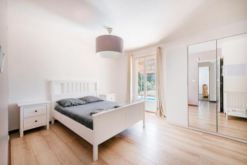 La Maison du Néflier - Avec Piscine Privée (La Maison du Neflier - Avec Piscine Privee) in Tavernes