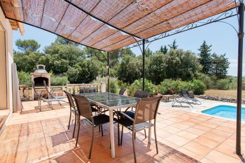 Erkély/terasz, La Maison du Néflier - Avec Piscine Privée (La Maison du Neflier - Avec Piscine Privee) in Tavernes