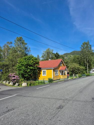 . Sjarmerende hus med bade og fiskemuligheter
