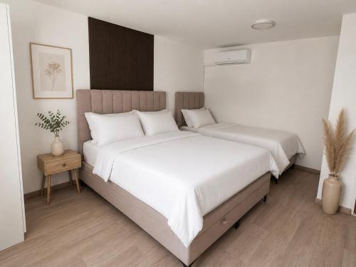 1 king bed, 1 twin bed