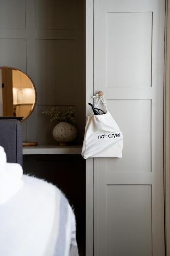 Stylish Georgian Main Door Apartment - image 14