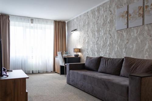 2 twin beds, 1 sofa bed