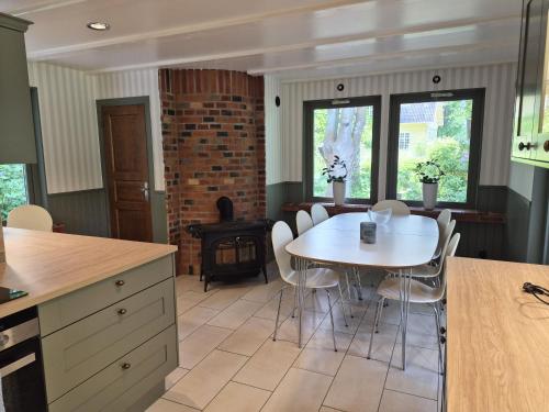 Exklusivt semesterhus i Sandskogen,150m till sandstrand SE01084 in 이스테드