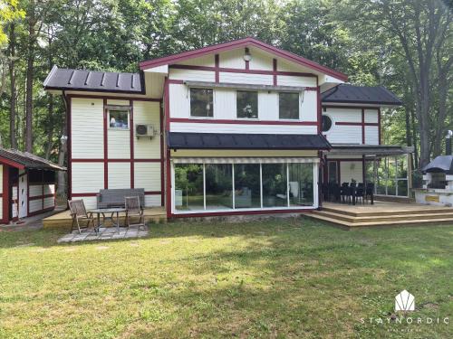 Exklusivt semesterhus i Sandskogen,150m till sandstrand SE01084 in 이스테드
