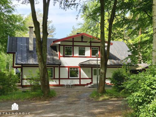 Exklusivt semesterhus i Sandskogen,150m till sandstrand SE01084 in 이스테드