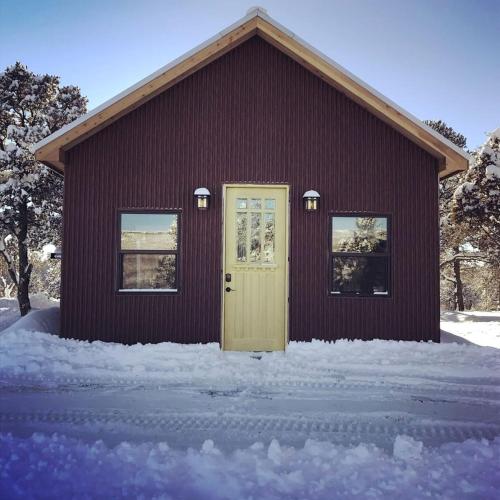 . Charming, Glamping Cabin with Barbecue Grill, Perfect for Wildlife Watching in Raton, New Mexico