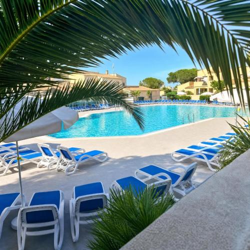 Vanae, T2 terrasse, piscine, plage à pied, parking