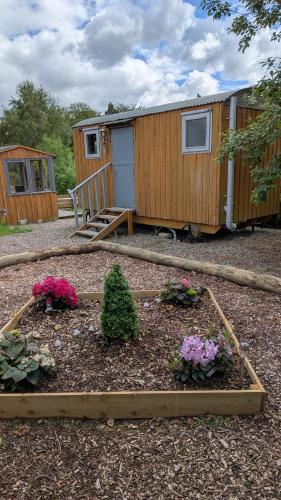 Dārzs, Waterloo Farm Shepherds Hut Glamping with Sun Lounge in Bankfuta