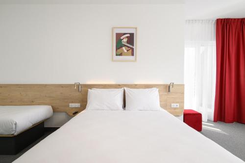 1 queen bed, 1 twin bed